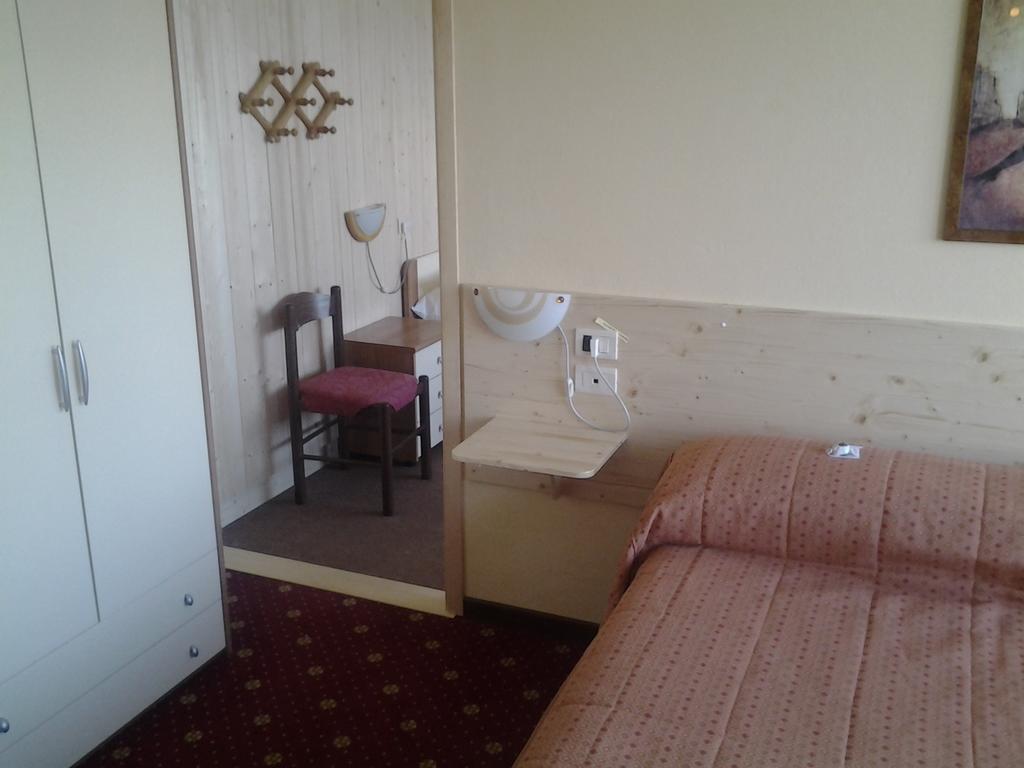 Hotel Poggio D'Oro Riva di Solto Ruang foto