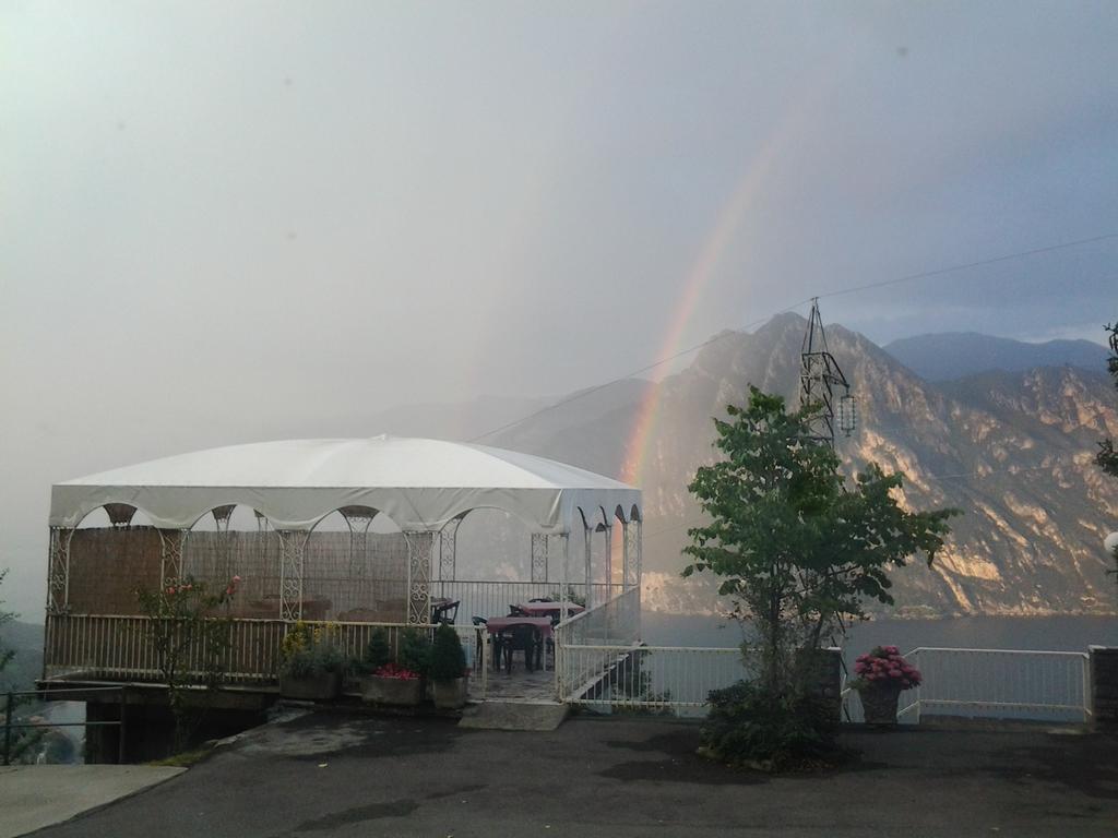 Hotel Poggio D'Oro Riva di Solto Bagian luar foto