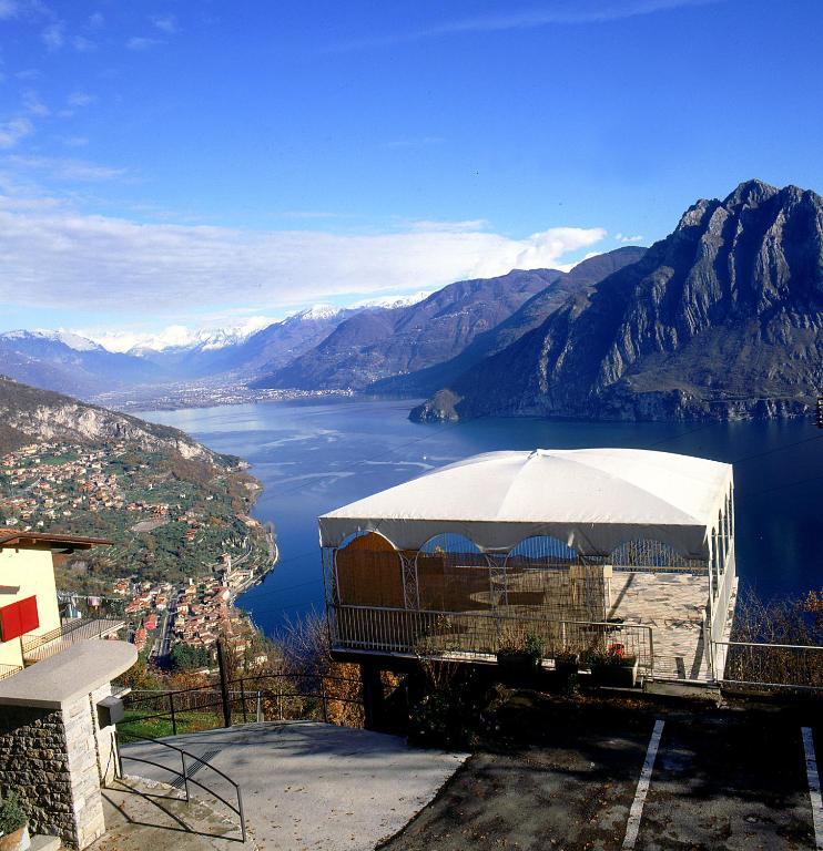 Hotel Poggio D'Oro Riva di Solto Bagian luar foto