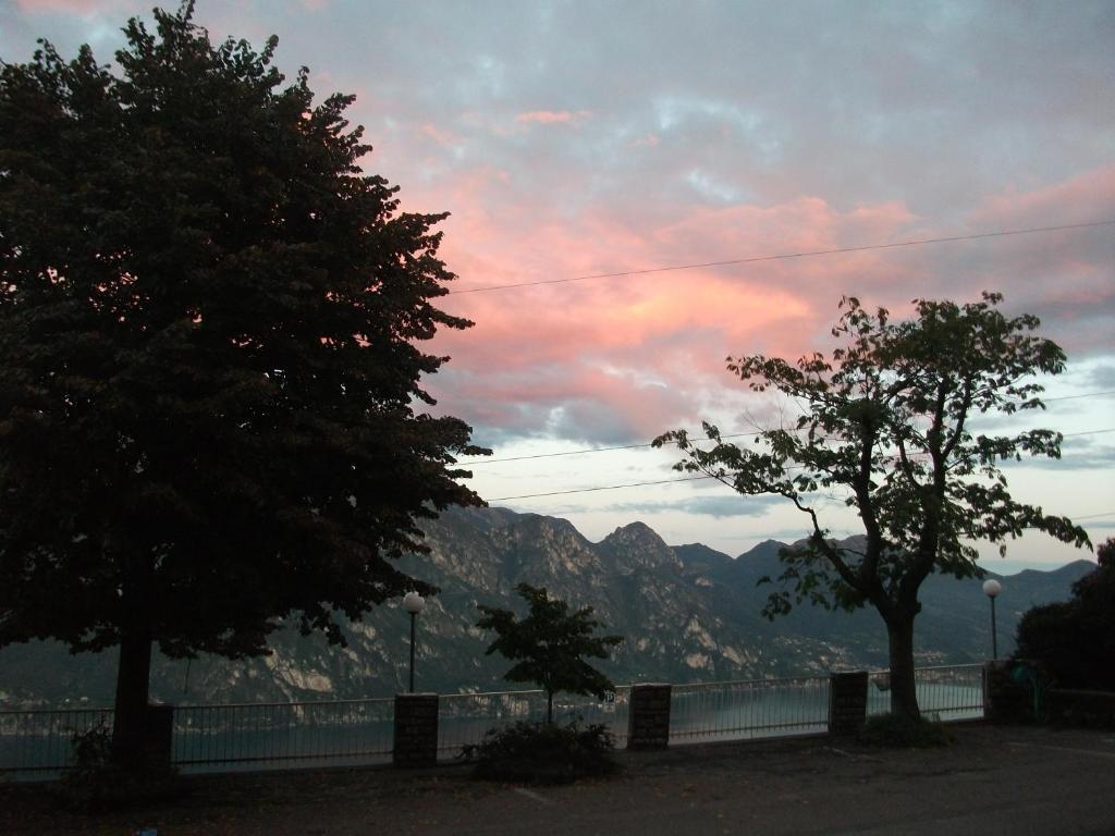Hotel Poggio D'Oro Riva di Solto Bagian luar foto