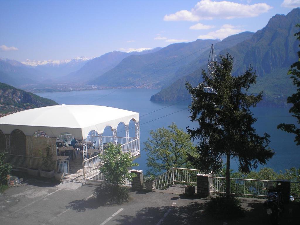 Hotel Poggio D'Oro Riva di Solto Bagian luar foto